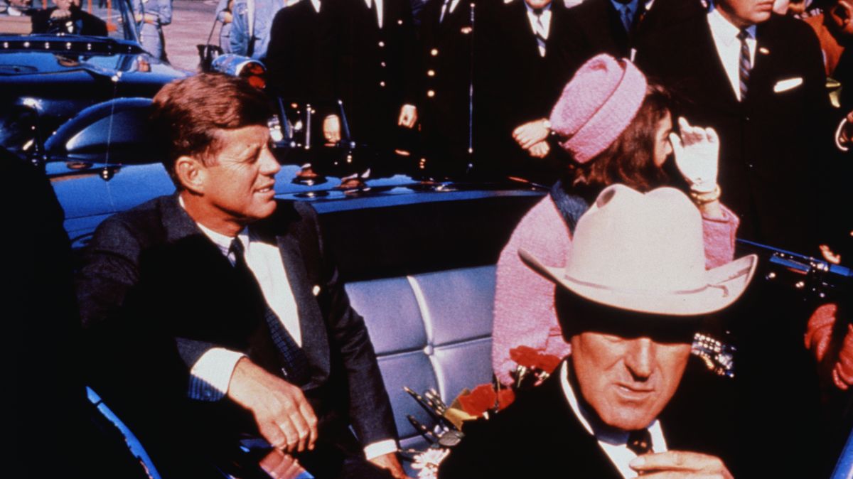 Fotky: Vražda Kennedyho. Kvůli vyšetřování nesli do Kongresu zakrvácenou košili